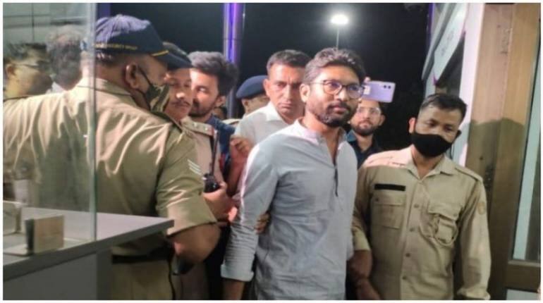 गुजरात चुनाव से पहले कांग्रेस को बड़ा झटका, कार्यकारी अध्यक्ष जिग्नेश मेवाणी को कोर्ट ने सुनाई 6 महीने जेल की सजा गुजरात चुनाव से पहले कांग्रेस को बड़ा झटका, कार्यकारी अध्यक्ष जिग्नेश मेवाणी को कोर्ट ने सुनाई 6 महीने जेल की सजा