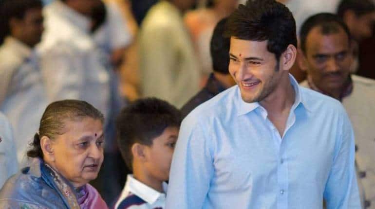 Mahesh Babu Mother Death: तेलुगू सुपरस्टार महेश बाबू की मां का निधन, लंबी बीमारी के बाद हैदराबाद में ली आखिरी सांस Mahesh Babu Mother Death: तेलुगू सुपरस्टार महेश बाबू की मां का निधन, लंबी बीमारी के बाद हैदराबाद में ली आखिरी सांस