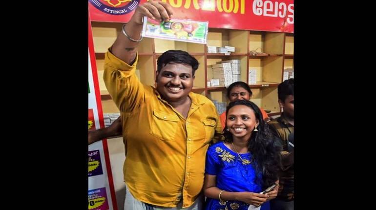 Onam Bumper Lottery: रातोंरात करोड़पति बन गया केरल का ये ऑटो रिक्शा चालक, जीती इतने करोड़ रुपये की बंपर लॉटरी Onam Bumper Lottery: रातोंरात करोड़पति बन गया केरल का ये ऑटो रिक्शा चालक, जीती इतने करोड़ रुपये की बंपर लॉटरी