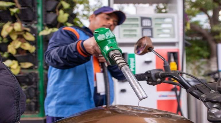 Petrol Diesel Price: आज सिलेंडर हुआ सस्ता, क्या पेट्रोल-डीजल के दाम भी हुआ कम? यहां चेक करें रेट
