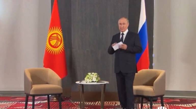 SCO Summit 2022: किर्गिस्तान के राष्ट्रपति ने व्लादिमीर पुतिन को कराया इंतजार, यूक्रेन ने उड़ाया मजाक- फिर हुई बेइज्जती SCO Summit 2022: किर्गिस्तान के राष्ट्रपति ने व्लादिमीर पुतिन को कराया इंतजार, यूक्रेन ने उड़ाया मजाक- फिर हुई बेइज्जती