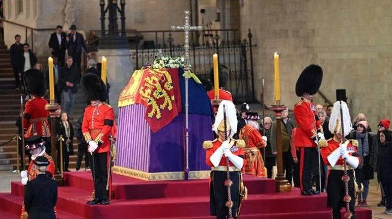 Queen Elizabeth II का अंतिम संस्कार आज, 2000 मेहमान हुए शामिल, जानें कैसा रहा समारोह Queen Elizabeth II का अंतिम संस्कार आज, 2000 मेहमान हुए शामिल, जानें कैसा रहा समारोह