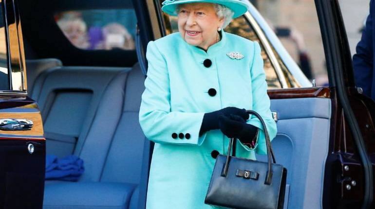 Queen Elizabeth II का स्टाइलिश हैंडबैग स्टाफ को भेज देता था सीक्रेट सिग्नल, कुछ इस तरह इस्तेमाल करती थीं रानी Queen Elizabeth II का स्टाइलिश हैंडबैग स्टाफ को भेज देता था सीक्रेट सिग्नल, कुछ इस तरह इस्तेमाल करती थीं रानी