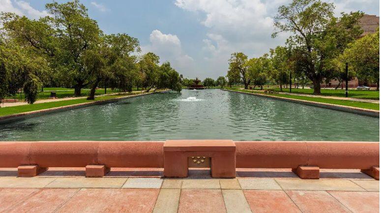 शहर में सबसे लोकप्रिय सार्वजनिक स्थान मानते हुए, पुनर्विकसित सेक्शन में लाल ग्रेनाइट वॉकवे हैं, जो चारों ओर हरियाली के साथ लगभग 1.1 लाख वर्ग मीटर में फैले हुए हैं। राजपथ के साथ 133 से ज्यादा लाइट पोल, 4,087 पेड़, 114 आधुनिक साइनेज और स्टेप्ड गार्डन हैं।