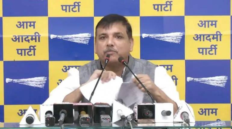 AAP सांसद संजय सिंह ने प्रेस कांफ्रेंस में फाड़ डाला LG का मानहानि नोटिस, लगाए ये आरोप AAP सांसद संजय सिंह ने प्रेस कांफ्रेंस में फाड़ डाला LG का मानहानि नोटिस, लगाए ये आरोप