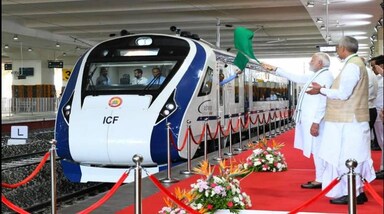 प्रधानमंत्री ने उद्घाटन के बाद ट्रेन में सवार होकर गांधीनगर से अहमदाबाद के कालूपुर स्टेशन तक यात्रा भी की। PMO ने कहा कि इससे गुजरात के कारोबारियों को अहमदाबाद से गांधीनगर आने जाने के दौरान हवाई यात्रा जैसी सुविधाएं प्राप्त होंगी। उन्हें हवाई जहाज के महंगे किराए का बोझ भी नहीं उठाना होगा। 