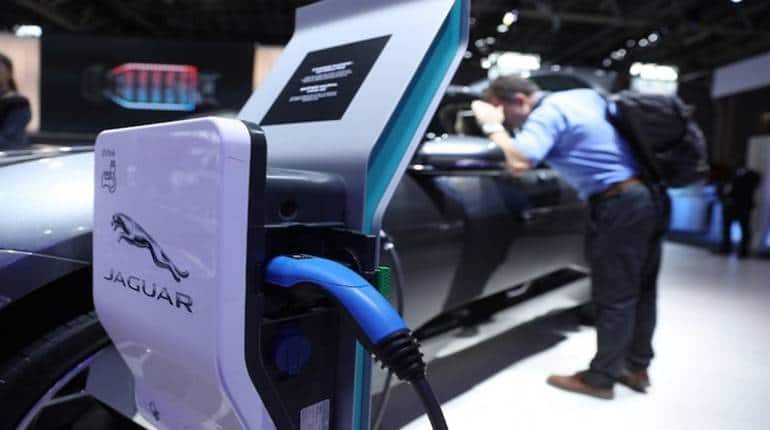 Jaguar Land Rover अपने 29 हजार कर्मियों को देगी ट्रेनिंग, इन्हें सिखाया जाएगा इलेक्ट्रिक कारों को बनाना, रिपेयरिंग और सर्विसिंग