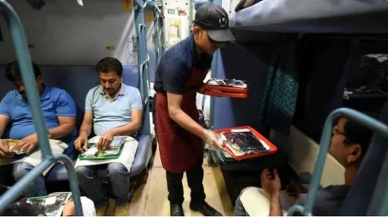 Indian Railway: ट्रेनों में नवरात्रि के दौरान मिलेगी व्रत वाली स्पेशल थाली, ये रहेगी कीमत और ऐसे करनी होगी बुकिंग