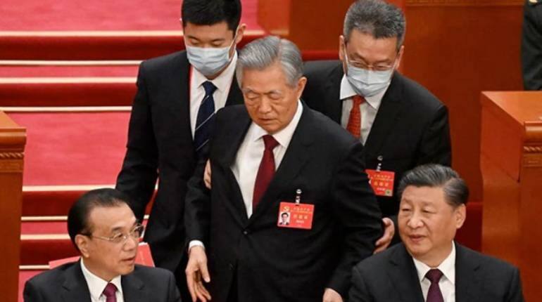 China National Congress: शी जिनपिंग के बराबर में बैठे थे पूर्व राष्ट्रपति को जबरन उठाया, बैठक से किया बाहर