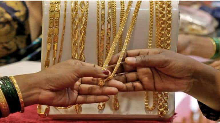Gold Silver Price: धनतरेस से पहले सोना-चांदी खरीदने का अच्छा मौका, आज रेट हुआ कम, जल्द उठाएं मौके का फायदा