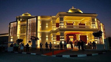 संयुक्त अरब अमीरात (UAE) के श्रद्धालुओं के लिए मंगलवार को मंदिर के द्वार खोल दिए गए। एक दिन पहले सोमवार को इसका उद्घाटन किया गया था। यूएई में भारतीय राजदूत संजय सुधीर ने कहा कि दुबई के इस मंदिर में 16 हिंदू देवी-देवताओं के साथ गुरुग्रंथ साहिब की भी पूजा का भी स्‍थल है।
