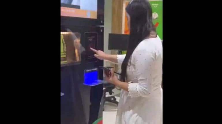 Idli ATM: अब आधी रात को भी ले सकेंगे ताजा इडली का मजा, बेंगलुरु में लगा देश का पहला 'इडली एटीएम' मशीन, देखें वीडियो