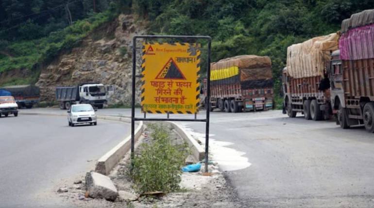 भारी बारिश और भूस्खलन के कारण सिक्किम-पश्चिम बंगाल के बीच सड़क संपर्क टूटा भारी बारिश और भूस्खलन के कारण सिक्किम-पश्चिम बंगाल के बीच सड़क संपर्क टूटा
