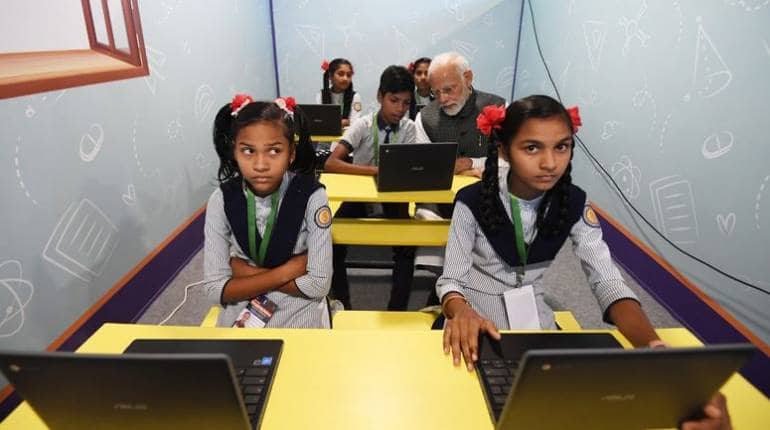 5G देश में एजुकेशन सिस्टम को अगले स्तर तक ले जाएगी, बच्‍चों के बीच पहुंचे  PM मोदी ने बताई नई टेक्नोलॉजी की अहमियत - PM Modi interacts with children  Says 5G service