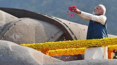 National Unity Day: प्रधानमंत्री नरेंद्र मोदी ने पटेल की जयंती पर गुजरात के केवड़िया में स्टैच्यू ऑफ यूनिटी पर सरदार वल्लभभाई पटेल को पुष्पांजलि अर्पित की। पटेल की जयंती को राष्ट्रीय एकता दिवस के रूप में मनाया जाता है।
