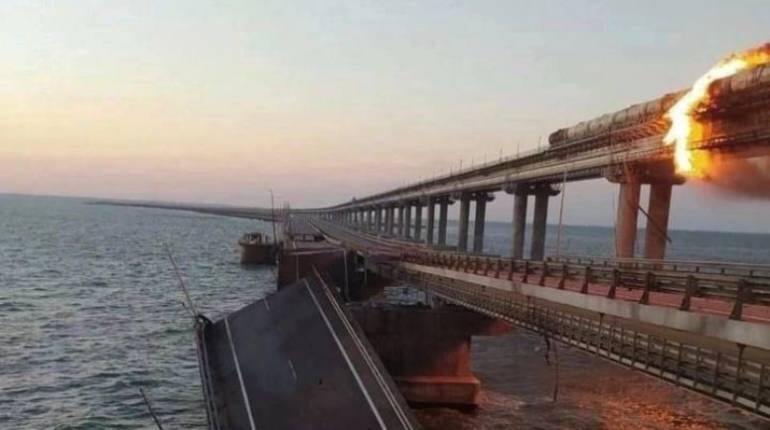 Russia Bridge Blast: क्रीमिया को रूस से जोड़ने वाले केर्च पुल पर जोरदार धमाका, मीलों दूर तक सुनाई दी ब्लास्ट की आवाज Russia Bridge Blast: क्रीमिया को रूस से जोड़ने वाले केर्च पुल पर जोरदार धमाका, मीलों दूर तक सुनाई दी ब्लास्ट की आवाज