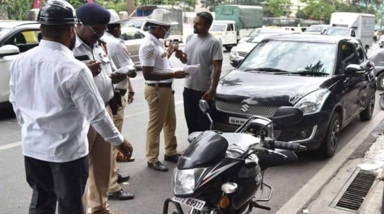 Traffic Rules कार में नहीं पहना हेलमेट तो ट्रैफिक पुलिस ने काट दिया चालान पुलिस ने कही यह बात