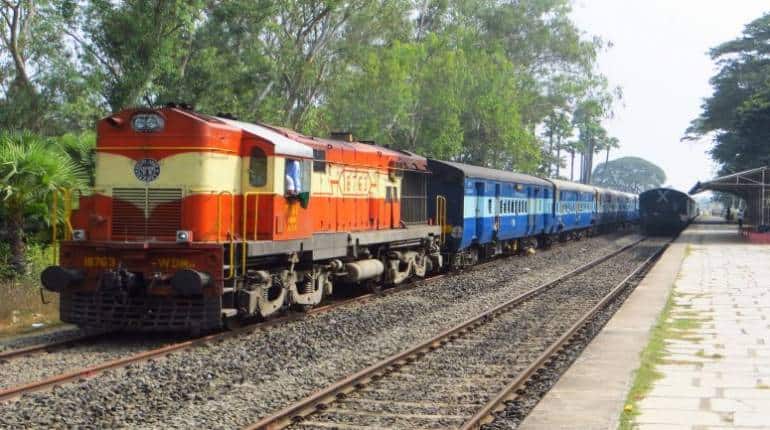 Indian Railways: भारतीय रेलवे ने कैंसिल की 223 ट्रेनें, यहां चेक करें पूरी लिस्ट