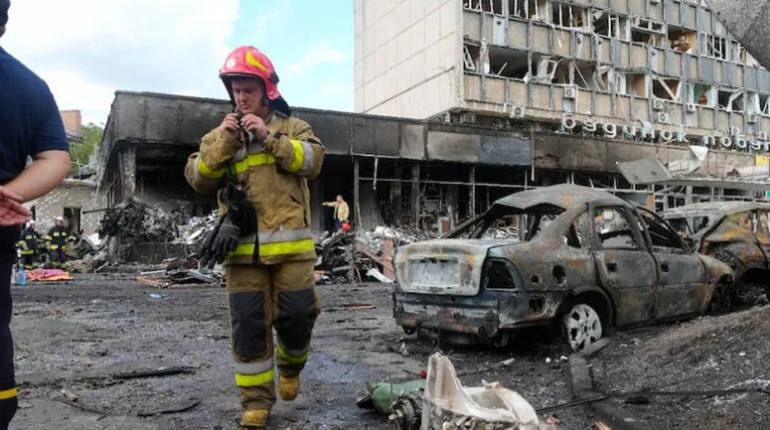 Russia-Ukraine War: यूक्रेन की राजधानी कीव पर रूस ने दागी 75 मिसाइलें, 7 लोगों की मौत, दर्जनों घायल Russia-Ukraine War: यूक्रेन की राजधानी कीव पर रूस ने दागी 75 मिसाइलें, 7 लोगों की मौत, दर्जनों घायल