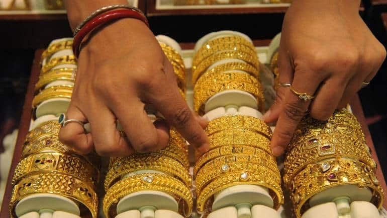 Gold Silver Price: करवाचौथ से पहले गोल्ड ज्वैलरी खरीदने वालों के लिए अच्छी खबर, आज फिर सस्ता हो गया सोना – Gold Silver Price falls today on 11 October before karwachauth in haridwar gorakhpur check latest rate in delhi mumbai chandni chowk