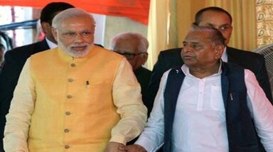 राजनीति में आने से पहले मुलायम सिंह यादव शिक्षक थे। 