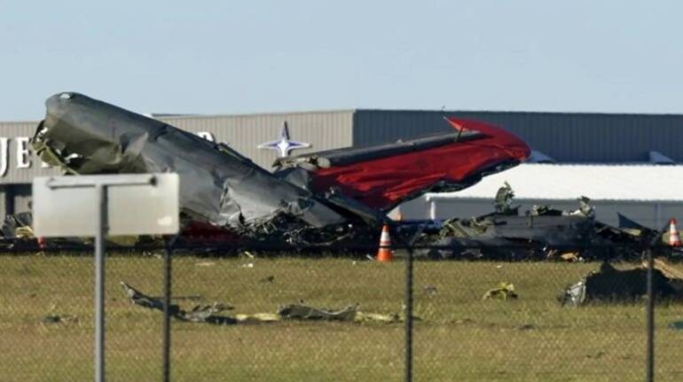 US: आसमान में 2 प्लेन आपस में टकराए, एयरशो के दौरान हुआ हादसा, देखें वीडियो  - US dallas two world war era planes collide in midair in texas airshow 3  Killed watch