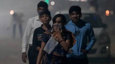 Delhi-NCR Pollution: हवा की लगातार खराब होती क्वालिटी को देखकर लग रहा है कि दिल्लीवालों के लिए नवंबर महीना काफी मुश्किल रहने वाला है। जानकारों के मुताबिक, आने वाले दिन प्रदूषण को लेकर चुनौती भरे होंगे। डॉक्टरों के मुताबिक, प्रदूषित हवा से बच्चों और वयस्कों दोनों में स्वास्थ्य समस्याएं हो सकती हैं। 