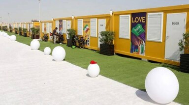 FIFA World Cup 2022: कतर (Qatar) में दुनियाभर के फुटबाल फैंस (Football Fans) अपनी-अपनी टीमों को इस लोकप्रिय फुटबॉल टूर्नामेंट के दौरान समर्थन देनें आएंगे। इसे देखते हुए इस कतर ने अपने एयरपोर्ट के पास एक अलग लॉट में 6,000 केबिन फैन विलेज (6,000-Cabin Fan Village) तैयार किया है। 
