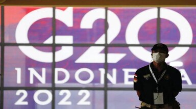 G20 Summit 2022:  जी-20 शिखर सम्‍मेलन में भारत पर भी सभी देशों की निगाहें टिकी हुई हैं। बाली शिखर सम्‍मेलन के बाद इस प्रभावशाली संगठन का नेतृत्‍व इंडोनेशिया से भारत को दे दिया जाएगा। दुनिया की 20 बड़ी अर्थव्यवस्थाओं के राष्ट्राध्यक्षों का ये सम्मेलन ऐसे समय में हो रहा है जब विश्व रूस-यूक्रेन युद्ध, खाद्यान्न संकट और उर्जा संकट समेत कई गंभीर चुनौतियों का सामना कर रहा है। 