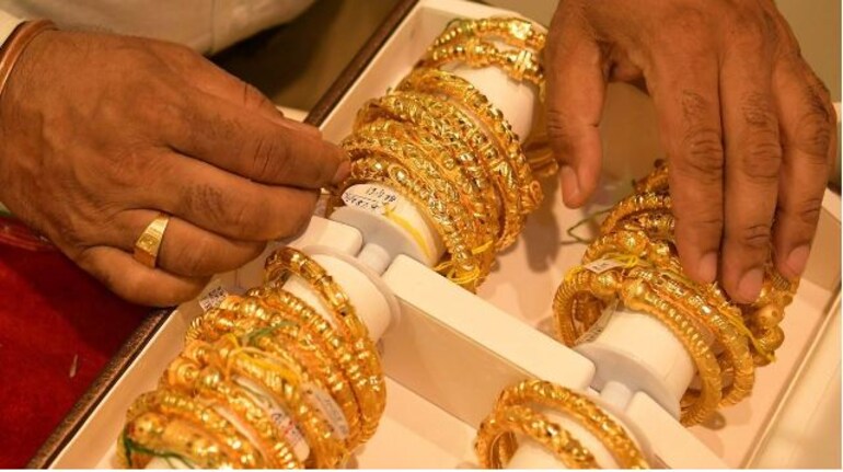 Gold Silver Price: चांदी 61000 और सोना 51500 रुपये के पार, शादी के सीजन ने बढ़ाए Gold के भाव - Gold Silver Price Today 9 November gold above 51500 silver above 61000 during wedding season | Moneycontrol Hindi