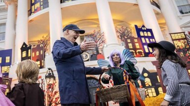 Halloween Party: अमेरिकी राष्ट्रपति जो बाइडेन (Joe Biden) और प्रथम महिला जिल बाइडेन ने 31 अक्टूबर को हैलोवीन मनाने के लिए व्हाइट हाउस में एक प्रोग्राम का आयोजन किया था। बाइडेन ने पद ग्रहण करने के बाद पहली बार इस तरह के फेस्टिवल की मेजबानी की।