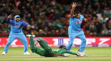 IND Vs BAN: भारतीय टीम के 184 रनों के जवाब में बांग्लादेश ने 7 ओवर में बिना विकेट गंवाए 66 रन बना लिए थे। लेकिन फिर बारिश आने के कारण खेल रोकना पड़ा। खेल शुरू होने पर बांग्लादेश के लिए संशोधित लक्ष्य 16 ओवर में 151 रन कर दिया गया। लेकिन बांग्लादेश की टीम छह विकेट पर 145 रन ही बना सकी। 