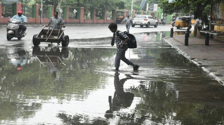 Weather Forecast: भारी बारिश के कारण इस राज्य में आज बंद रहेंगे स्कूल और कॉलेज, जानें आपके इलाके में कैसा रहेगा मौसम Weather Forecast: भारी बारिश के कारण इस राज्य में आज बंद रहेंगे स्कूल और कॉलेज, जानें आपके इलाके में कैसा रहेगा मौसम