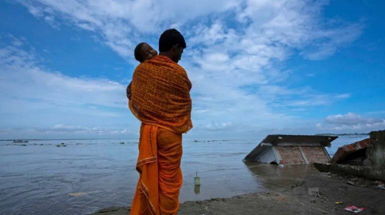 बारिश की वजह से पूर्वोत्तर के गांवों में हाल बेहाल, बाढ़ के चलते नदी के कटाव में विलीन हो गए दर्जनों घर, देखें तस्वीरें बारिश की वजह से पूर्वोत्तर के गांवों में हाल बेहाल, बाढ़ के चलते नदी के कटाव में विलीन हो गए दर्जनों घर, देखें तस्वीरें