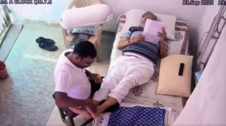 Satyendra Jain Viral Video: सत्येंद्र जैन का जेल का वीडियो वायरल, पैरों की मालिश कराते दिखे AAP के मंत्री, BJP हुई हमलावर