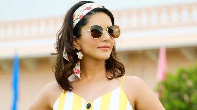 कर्नाटक शिक्षक भर्ती के एडमिट कार्ड पर छपी सनी लियोन की बोल्ड फोटो, देखकर स्टूडेंट के उड़े होश