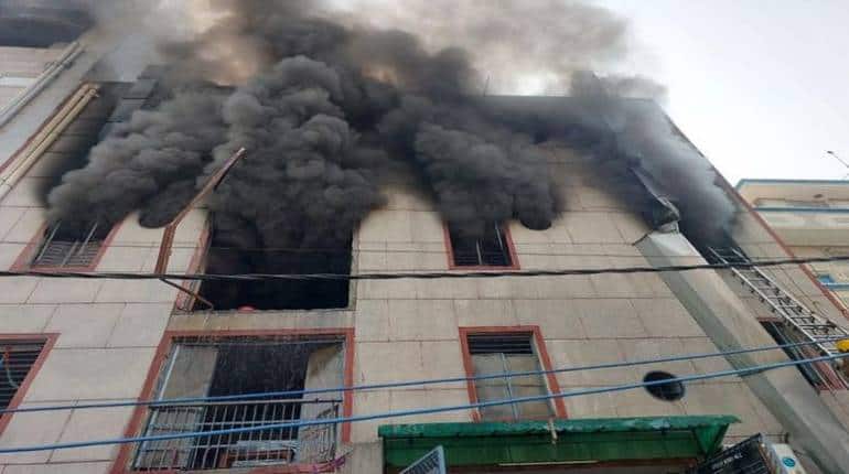 Delhi Fire: नरेला की प्लास्टिक फैक्ट्री में लगी भीषण आग, 2 की मौत, कई घायल Delhi Fire: नरेला की प्लास्टिक फैक्ट्री में लगी भीषण आग, 2 की मौत, कई घायल