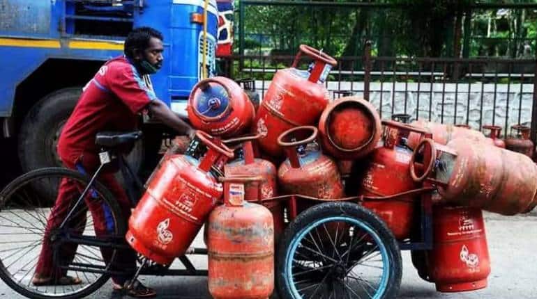 LPG Cylinder Price: आज एलपीजी गैस सिलेंडर 115 रुपये हो गया सस्ता, 14 किलो वाले सिलेंडर का ये है रेट