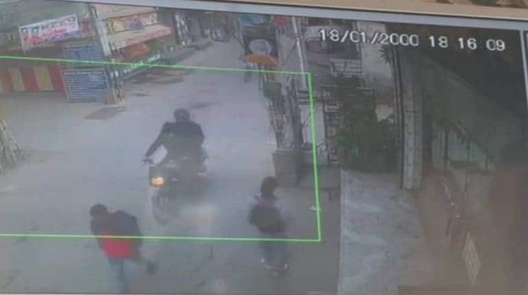 Delhi Acid Attack: आरोपी ने Flipkart से खरीदा था एसिड, दोस्तों के साथ रची साजिश, ब्रेकअप के बाद छात्रा पर फेंका तेजाब