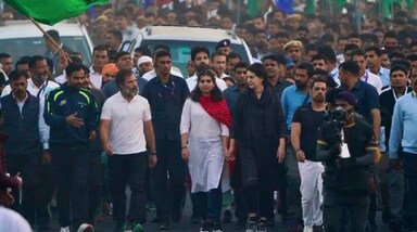 Bharat Jodo Yatra Pics: कांग्रेस महासचिव प्रियंका गांधी ने 12 दिसंबर को अपने पति रॉबर्ट वाड्रा और बेटी मिराया के साथ रैली में भाग लिया। यात्रा सवाई माधोपुर (Sawai Madhopur) पहुंचने से पहले अब तक झालावाड़ और कोटा जिलों को कवर कर चुकी है। यह आने वाले दिनों में दौसा और अलवर जिलों में जारी रहेगा।