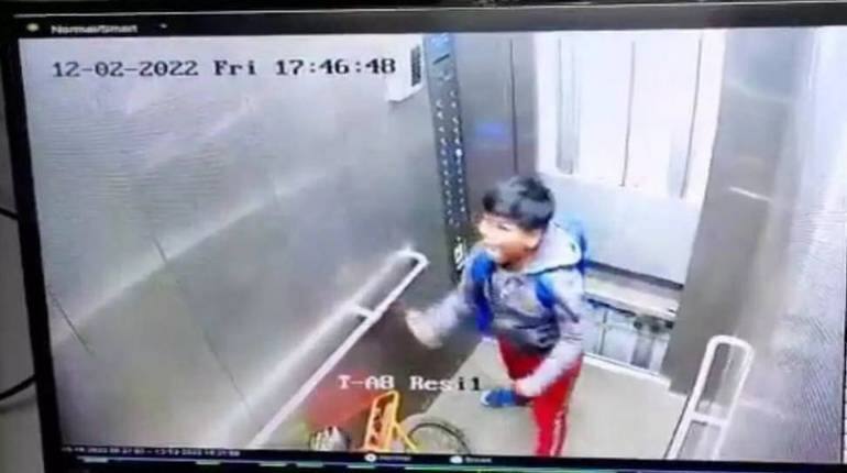 Child Stuck In Lift: लिफ्ट मे फंसा 8 साल का मासूम, मदद के लिए चिल्लाते हुए बच्चे का Video वायरल