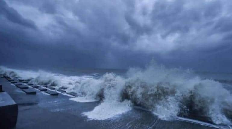 Cyclone Mandous: तेज रफ्तार से बढ़ रहा चक्रवाती तूफान 'मैंडूस', खौफ में तमिलनाडु और आंध्र सहित कई राज्य, चेन्नई में भारी बारिश शुरू, देखें तस्वीरें Cyclone Mandous: तेज रफ्तार से बढ़ रहा चक्रवाती तूफान 'मैंडूस', खौफ में तमिलनाडु और आंध्र सहित कई राज्य, चेन्नई में भारी बारिश शुरू, देखें तस्वीरें