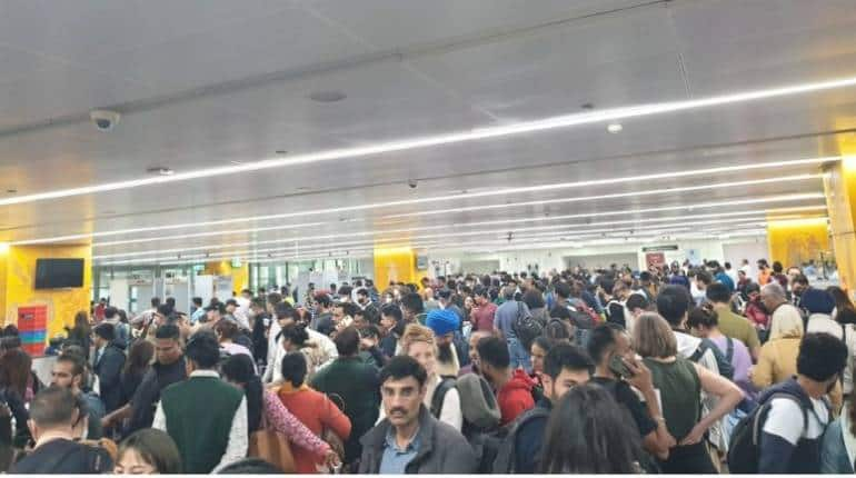 Delhi Airport: लंबी-लंबी कतार और परेशानियों से जूझते चेहरे, तस्वीरों में देखें दिल्ली एयरपोर्ट के T3 टर्मिनल का हाल