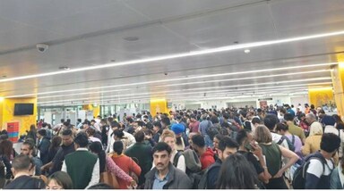 Delhi Airport: टर्मिनल के अंदर जाने से लेकर सुरक्षा और इमिग्रेशन के लिए लाइन में लगने तक लोगों कों लंबा इंतजार करना पड़ रहा है