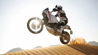 Ducati DesertX launched in India: कंपनी ने Ducati DesertX को भारत में 17.91 लाख रुपये (एक्स शोरूम) की शुरुआती कीमत में लॉन्च किया है। नई बाइक Ducati DesertX एडवेंचर को पसंद करने वाले राइडर्स के लिए बेहद स्पेशल है। यह बाइक ऑफ रोड में भी जबरदस्त परफॉर्मेंस देगी। 