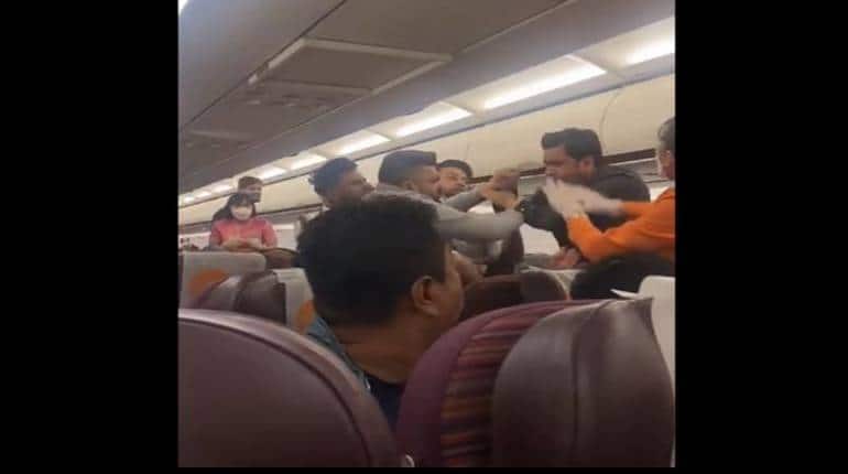 VIDEO: उड़ते प्लेन में भिड़े भारतीय यात्री, बैंकॉक से कोलकाता आ रही फ्लाइट में यात्रियों के बीच मारपीट का वीडियो वायरल
