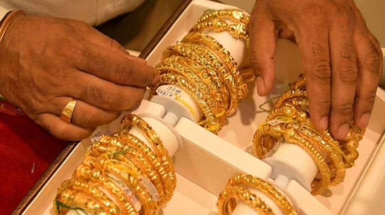 सोने चांदी के भाव आज : गोल्ड फ्यूचर्स में गिरावट, दिसंबर तक 64,000 रुपये  प्रति 10 ग्राम पहुंच सकता है सोना | Moneycontrol Hindi