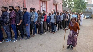 Gujarat Election 2022 Voting: राज्य के मुख्य निर्वाचन अधिकारी (CEO) के कार्यालय ने बताया कि 14,382 मतदान केंद्रों पर सुबह 8 बजे मतदान शुरू हुआ, जिनमें से 3,311 शहरी और 11,071 ग्रामीण इलाके हैं। उसने बताया कि मतदान पर करीबी नजर रखने के लिए 13,065 मतदान केंद्रों से लाइव वेबकास्ट किया जा रहा है।