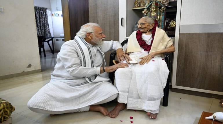 Heeraben Dies: "मैंने उन्हें कभी सोने के गहने पहने नहीं देखा" पीएम मोदी ने भावनात्मक ब्लॉग में ऐसे किया मां को याद Heeraben Dies: "मैंने उन्हें कभी सोने के गहने पहने नहीं देखा" पीएम मोदी ने भावनात्मक ब्लॉग में ऐसे किया मां को याद