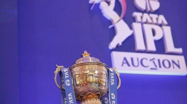 IPL Auction 2023: IPL नीलामी के इतिहास में अभी तक दक्षिण अफ्रीका के पूर्व ऑलराउंडर क्रिस मॉरिस को सर्वाधिक कीमत पर खरीदा गया था। राजस्थान रॉयल्स ने 2021 में उन्हें 16.25 करोड़ रुपए में खरीदा था। मॉरिस अब संन्यास ले चुके हैं। टी20 विश्व कप 2022 के सर्वश्रेष्ठ खिलाड़ी चुने गए करेन पर मोटी बोली लगने की संभावना है। वह अभी 24 साल के हैं और टीम उन्हें लंबे समय तक बरकरार रखने की उम्मीद के साथ अपने से जोड़ना का प्रयास करेंगी।
